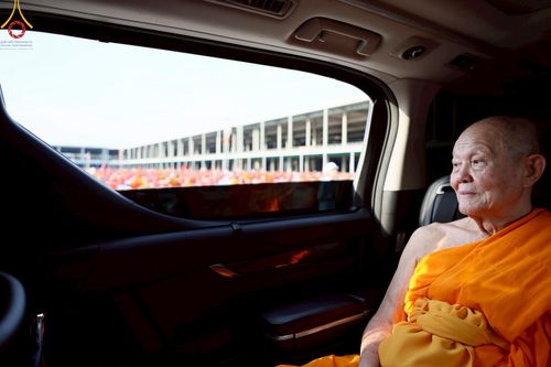 ภาพ No.221561:วันอังคารที่ 22 เมษายน พ.ศ. 2568 ภาพพิธีถวายมหาสังฆทานคณะสงฆ์ 40,000 กว่าวัดทั่วประเทศ เนื่องในวันคุ้มครองโลก ชุดที่ 2 (ปลื้มให้สมการรอคอย) ณ ลานธรรมพระมหาธรรมกายเจดีย์ วัดพระธรรมกาย