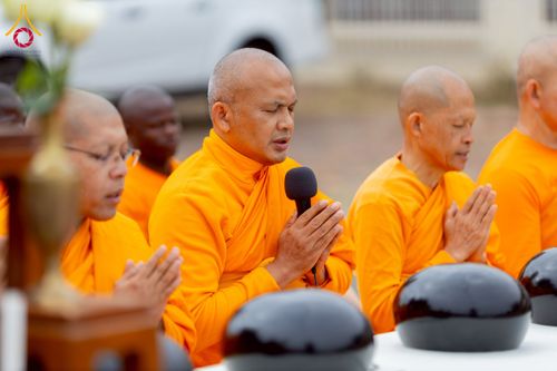 ภาพ No.233000:วันอาทิตย์ 29 มิถุนายน พ.ศ. 2568 กิจกรรมอบรมธรรมทายาทแอฟริกาใต้  ปฏิบัติธรรมสร้างสันติสุขภายใน แสงแห่งพุทธธรรมสู่แผ่นดินแอฟริกาใต้ ณ บริเวณหน้าวัดพระธรรมกายโจฮันเนสเบิร์ก