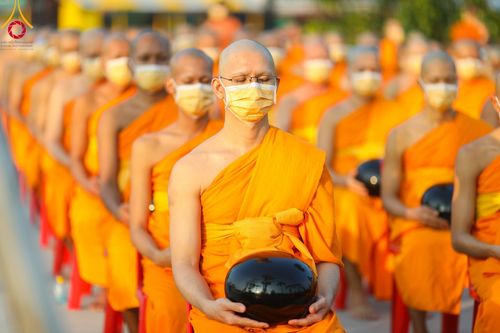 ภาพ No.101820:ตักบาตรพระ 10,000 รูป เติมบุญให้แผ่นดิน เนื่องในโอกาส 192 ปี จังหวัดกาญจนบุรี หนึ่งในโครงการตักบาตรพระ 2,000,000 รูป  77 จังหวัดทุกวัดทั่วไทย วันจันทร์ที่ 11 ธันวาคม พ.ศ. 2566 บริเวณถนนสองแคว (SKY WALK) เมืองกาญจนบุรี