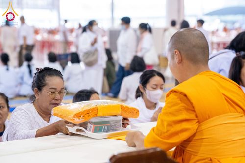 ภาพ No.204290:พิธีถวายภัตตาหารเป็นสังฆทาน แด่พระธรรมยาตรา ณ วัดพระธรรมกาย ตำบลคลองสาม อำเภอคลองหลวง จังหวัดปทุมธานี ในโครงการธรรมยาตรา กตัญญูบูชา มหาปูชนียาจารย์ พระมงคลเทพมุนี(สด จนฺทสโร) พระผู้ปราบมาร อนุสรณ์สถาน 7 แห่ง ปีที่ 13 วันที่ 31 มกราคม พ.ศ. 2568
