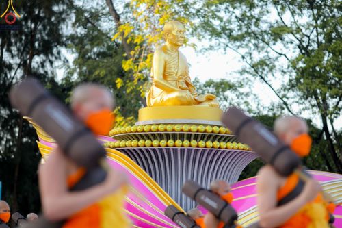 ภาพ No.104394:พระธรรมยาตราร่วมปฏิบัติธรรม และถ่ายภาพหมู่ประวัติศาสตร์ หน้ามหาวิหารพระมงคลเทพมุนี วันที่ 27 ธันวาคม พ.ศ. 2566