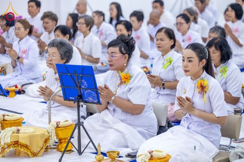 ภาพ No.160802:พิธีเจริญพระพุทธมนต์ และปิดแผ่นทองรูปเหมือน พระเดชพระคุณพระมงคลเทพมุนี (สด จนฺทสโร) พระผู้ปราบมาร จำนวน 3 องค์ วันเสาร์ที่ 5 ตุลาคม พ.ศ. 2567 ณ อาคารปลูกศรัทธา 2 (ชานชลาเดิม) วัดพระธรรมกาย อ.คลองหลวง จ.ปทุมธานี