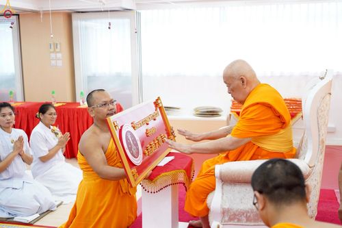 ภาพ No.233683:วันอาทิตย์ที่ 6 กรกฎาคม พ.ศ.2568 พิธีสมโภช 15 ปี วัดพระธรรมกายเกาลูน และพิธีมุทิตาสักการะเปรียญธรรม 9 ประโยค ณ วัดพระธรรมกายเกาลูน เขตปกครองพิเศษฮ่องกง สาธารณรัฐประชาชนจีน