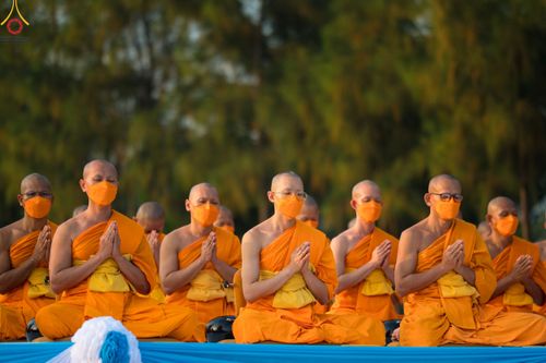 ภาพ No.110245:พิธีตักบาตรพระธรรมยาตราฯ ในโครงการธรรมยาตรากตัญญูบูชา มหาปูชนียาจารย์ พระมงคลเทพมุนี(สด จนฺทสโร) พระผู้ปราบมาร ปีที่ 12 ณ อนุสรณ์สถานลำดับที่ 2 สถานที่ตั้งมโนปณิธานบวชตลอดชีวิต อนุสรณ์สถานบางนางแท่น จ.นครปฐม วันที่ 11 มกราคม พ.ศ. 2567