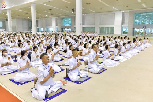 ภาพ No.233771:วันเสาร์ที่ 19 กรกฎาคม พ.ศ.2568 วันมหารำลึก ครั้งที่ 35 พิธีรำลึกถึงนักสร้างบารมี , พิธีสวดพระพุทธมนต์ , พิธีทอดผ้าบังสกุลและถวายไทยธรรม วัดพระธรรมกาย