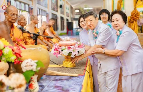 ภาพ No.170112:พิธีทอดกฐิน ณ วัดทุ่งวิจิตร อ.นาดี จ.ปราจีนบุรี ในโครงการกฐินสามัคคีทั่วไทย 30,000 วัด บูชาธรรม 80 ปี หลวงพ่อธัมมชโย โดยคณะศิษยานุศิษย์วัดพระธรรมกาย วันที่ 27 ตุลาคม พ.ศ. 2567