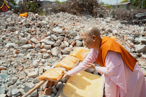 ภาพ No.220306:วันที่ 17 เมษายน พ.ศ. 2568 ผู้แทนวัดพระธรรมกาย ลงพื้นที่เยียวยา ซับน้ำตาเหยื่อแผ่นดินไหวมัณฑะเลย์