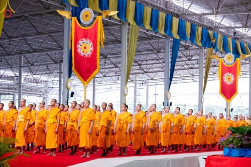 ภาพ No.153197:พิธีมุทิตาสักการะ พระภิกษุ-สามเณร ผู้สอบไล่ได้เปรียญธรรม ประโยค 1-2 ถึงประโยค ป.ธ.9 และบาลีศึกษา ประโยค1-2 ถึง บ.ศ.9 , พิธีมอบดวงแก้วสามเณรผู้ทรงบาลีไวยากรณ์ วัดพระธรรมกาย และ ศูนย์ส่งเสริมศีลธรรมในประเทศและต่างประเทศ วันอาทิตย์ที่ 8 กันยายน พ.ศ.2567