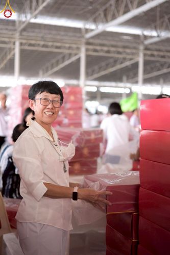 ภาพ No.214335:วันที่ 29 มีนาคม พ.ศ.2568 กิจกรรมใส่ถุงซิปกล่องไทยธรรม เพื่อรักษาความประณีตของกล่องไทยธรรม ในทุกสภาพอากาศ ณ บ้านแก้วเรือนทองคุณยาย วัดพระธรรมกาย