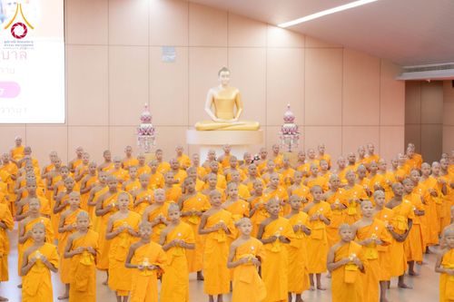 ภาพ No.161669:พิธีรับดวงแก้วนักเรียนบาลี ผู้สมัครสอบในนามวัดพระธรรมกาย วันพุธที่ 2 ตุลาคม พ.ศ. 2567 ณ เทวสภา อาคารร้อยปีคุณยายอาจารย์ฯ วัดพระธรรมกาย จ.ปทุมธานี