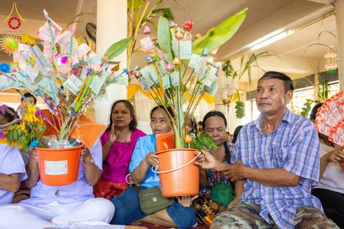 ภาพ No.171707:พิธีทอดกฐิน ณ วัดมหาโพธิ์ จ.ลพบุรี ในโครงการกฐินสามัคคีทั่วไทย 30,000 วัด บูชาธรรม 80 ปี หลวงพ่อธัมมชโย โดยคณะศิษยานุศิษย์วัดพระธรรมกาย วันที่ 27 ตุลาคม พ.ศ. 2567