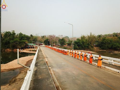 ภาพ No.136983:Photo Story  มหัศจรรย์วัดดงดินแดง Episode 5 กิจกรรมถ่ายภาพหมู่ประวัติศาสตร์ และตักบาตรฉลองพระ-เณรกว่า 500 รูป วันที่ 6 เมษายน พ.ศ. 2567