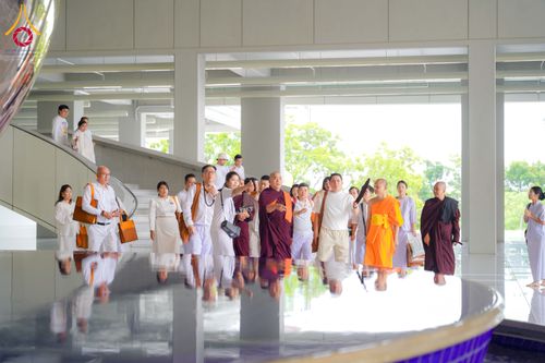 ภาพ No.327682:วันที่ 1-6 พฤษภาคม พ.ศ.2569 ต้อนรับชาวต่างชาติ พระภิกษุ คณะชาวเมียนมาร์  อุบาสิกาชาวอินเดีย เยี่ยมชมวัดพระธรรมกายและสักการะพระมหาธรรมกายเจดีย์