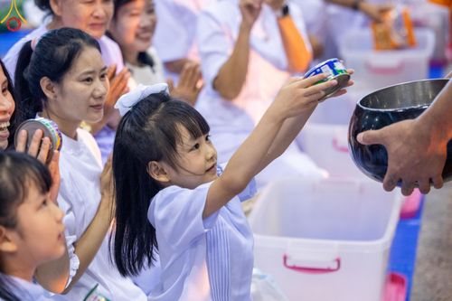 ภาพ No.123020:พิธีตักบาตร และพิธีบูชาข้าวพระ ในวันอาทิตย์ต้นเดือนที่ 4 กุมภาพันธ์ พ.ศ. 2567 ณ วัดพระธรรมกาย จ.ปทุมธานี