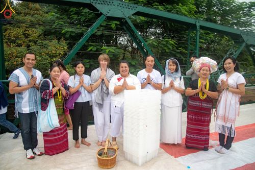 ภาพ No.102019:พิธีตักบาตรพระ 111 รูป ณ สะพานประวัติศาสตร์  อ.ปาย จ.แม่ฮ่องสอน วันอาทิตย์ที่ 10 ธันวาคม พ.ศ. 2566