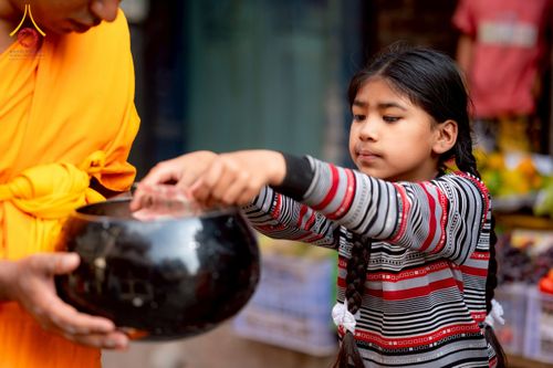 ภาพ No.213111:วันที่ 17 - 18 มีนาคม พ.ศ. 2568 คณะสงฆ์และสามเณรเดินบิณฑบาต รอบเมืองในพื้นที่ วัดสยมภูวนาถและราชวังปาตัน ณ เมืองกาฐมาณฑุ ประเทศเนปาล