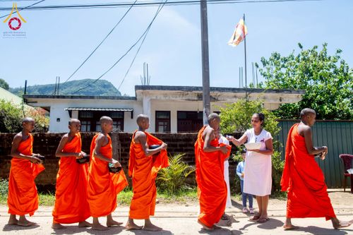 ภาพ No.225654:วันที่ 5 พฤษภาคม พ.ศ. 2568 พิธีบิณฑบาตรอบเมืองนูวราอิลิย่า ฉลองเทศกาลวิสาขบูชา แห่งชาติประเทศศรีลังกา