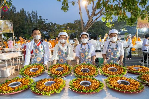 ภาพ No.106690:พิธีถวายภัตตาหารเป็นสังฆทาน แด่คณะพระธรรมยาตราฯ ในโครงการธรรมยาตรากตัญญูบูชา มหาปูชนียาจารย์ พระมงคลเทพมุนี(สด จนฺทสโร) พระผู้ปราบมาร อนุสรณ์สถาน 7 แห่ง ปีที่ 12 วันที่ 6 มกราคม พ.ศ. 2567 ณ อนุสรณ์สถานโลตัสแลนด์ จ.สุพรรณบุรี