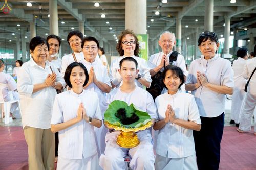 ภาพ No.242958:วันที่ 31 สิงหาคม พ.ศ. 2568 พิธีตัดปอยผมและปลงผม โครงการอุปสมบทหมู่บูชาธรรม ครบรอบ 108 ปี วันครูผู้ค้นพบวิชชาธรรมกาย ณ วัดพระธรรมกาย