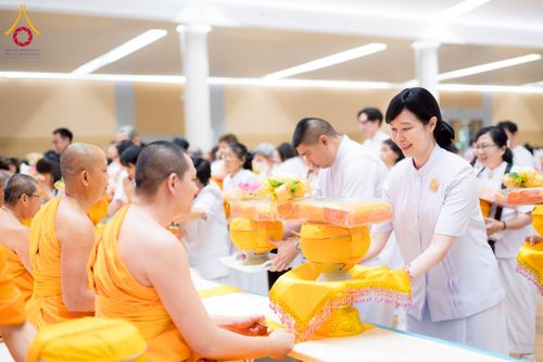 ภาพ No.270604:วันอาทิตย์ที่ 16 พฤศจิกายน พ.ศ. 2568 ถวายกองทุนโครงการอุปสมบทหมู่ 3,000 รูปทั่วไทย  รุ่นบูชาธรรมมหาปูชนียาจารย์ ณ ห้องแก้วสารพัดนึก 2 สภาธรรมกายสากล วัดพระธรรมกาย