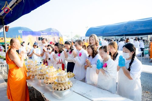 ภาพ No.200976:พิธีถวายภัตตาหารเป็นสังฆทาน แด่พระธรรมยาตรา ณ อนุสรณ์สถานบางปลา วัดบางปลา อำเภอบางเลน จังหวัดนครปฐม ในโครงการธรรมยาตรา กตัญญูบูชา มหาปูชนียาจารย์ พระมงคลเทพมุนี(สด จนฺทสโร) พระผู้ปราบมาร อนุสรณ์สถาน 7 แห่ง ปีที่ 13 วันที่ 24 มกราคม พ.ศ. 2568