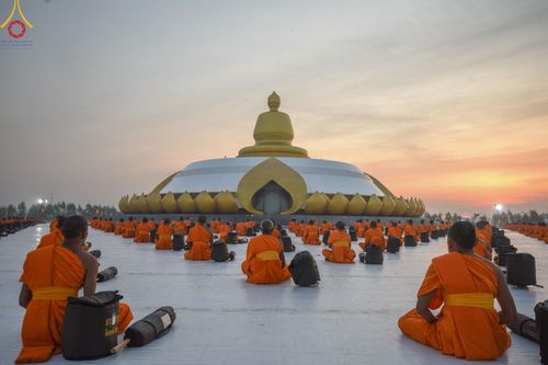 ภาพ No.198607:พระธรรมยาตราปฏิบัติธรรม และถ่ายภาพหมู่ประวัติศาสตร์ ณ อนุสรณ์สถานบางปลา วัดบางปลา อำเภอบางเลน จังหวัดนครปฐม ในโครงการธรรมยาตรา กตัญญูบูชา มหาปูชนียาจารย์ พระมงคลเทพมุนี(สด จนฺทสโร) พระผู้ปราบมาร อนุสรณ์สถาน 7 แห่ง ปีที่ 13 วันที่ 20 มกราคม พ.ศ. 2568