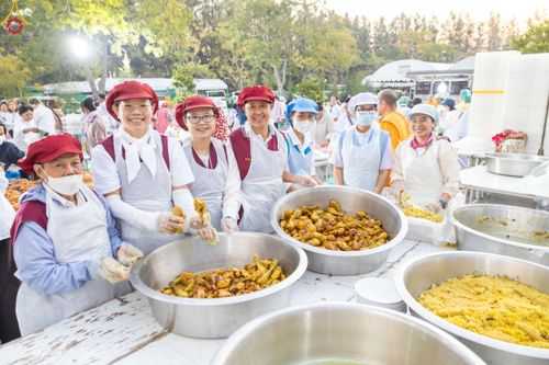 ภาพ No.190467:สาธุชนถวายภัตตาหารเป็นสังฆทาน แด่พระธรรมยาตรา ณ อนุสรณ์สถานมหาวิหารพระมงคลเทพมุนี (โลตัสแลนด์) อ.สองพี่น้อง จ.สุพรรณบุรี ในโครงการธรรมยาตรา กตัญญูบูชา มหาปูชนียาจารย์ พระมงคลเทพมุนี(สด จนฺทสโร) พระผู้ปราบมาร แห่ง ปีที่ 13 วันที่ 7 มกราคม พ.ศ.2568