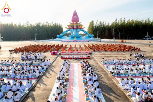 ภาพ No.250542:วันพุธที่ 8 ตุลาคม พ.ศ. 2568 พิธีตักบาตรเทโวโรหณะ ณ ลานธรรมปทุมรัตน์ธรรมเจดีย์ พุทธอุทยานนานาชาติ อ.โพนพิสัย จ.หนองคาย