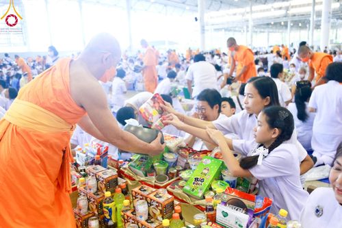 ภาพ No.99646:พิธีตักบาตรวันอาทิตย์ต้นเดือน ณ สภาธรรมกายสากล วัดพระธรรมกาย จ.ปทุมธานี วันอาทิตย์ที่ 3 ธันวาคม พ.ศ. 2566