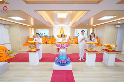 ภาพ No.221290:วันศุกร์ที่ 25 เมษายน พ.ศ. 2568 พิธีอัญเชิญรูปเหมือนพระมงคลเทพมุนี (สด จนฺทสโร) พระผู้ปราบมาร พิธีทอดผ้าป่าสามัคคี 25 ปี พิธีถวายสังฆทาน 15 วัด แด่เจ้าอาวาสภาคพื้นเอเชีย และแอฟริกา ในวาระครบ 25 ปี วัดพระธรรมกายโอซาก้า ประเทศญี่ปุ่น