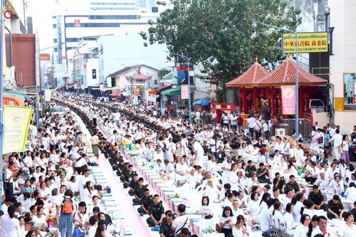 ภาพ No.237061:วันอาทิตย์ที่ 10 สิงหาคม พ.ศ. 2568 มหาสังฆทานครั้งยิ่งใหญ่ ตักบาตรพระ 10,000 รูป ถ.นิพัทธ์อุทิศ 3 ใจกลางนครหาดใหญ่ จ.สงขลา (ชุดที่ 2)