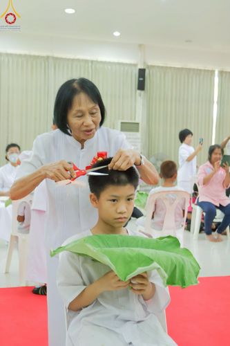 ภาพ No.216188:วันเสาร์ที่ 5 เมษายน พ.ศ. 2568 พิธีตัดปอยผม พิธีขอขมาผู้ปกครอง พิธีขอขมามอบผ้าไตร พิธีบรรพชา พิธีถวายบาตรสามเณร ณ ศูนย์ปฏิบัติธรรมและศูนย์อบรมเยาวชนเพชรบุรี ต.ท่าแลง อ.ท่ายาง จ.เพชรบุรี