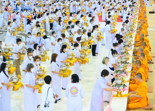พิธีถวายโคมมาฆประทีป น้อมถวายเป็นพุทธบูชา แด่คณะพระภิกษุ สามเณร วัดพระธรรมกาย วันที่ 25 กุมภาพันธ์ พ.ศ. 2566