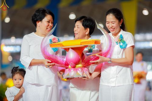 ภาพ No.150097:พิธีทอดผ้าป่าสมทบกฐินวัดพระธรรมกาย และสมทบกฐิน 30,000 วัดทั่วไทย ครั้งที่ 1 เนื่องในวันธรรมชัย 27 สิงหาคม พ.ศ.2567 ณ สภาธรรมกายสากล วัดพระธรรมกาย