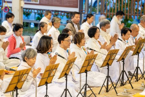 ภาพ No.193719:สาธุชนถวายภัตตาหารเป็นสังฆทาน แด่พระธรรมยาตรา ณ อนุสรณ์สถานมหาวิหารพระมงคลเทพมุนี (โลตัสแลนด์) อ.สองพี่น้อง จ.สุพรรณบุรี ในโครงการธรรมยาตรา กตัญญูบูชา มหาปูชนียาจารย์ พระมงคลเทพมุนี(สด จนฺทสโร) พระผู้ปราบมาร ปีที่ 13 วันที่ 12 มกราคม พ.ศ.2568