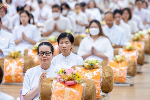 ภาพ No.180814:พิธีถวายภัตตาหารเมนูสวรรค์ และพิธีถวายอุปกรณ์กันหนาว แด่คณะพระภิกษุสามเณรวัดพระธรรมกาย วันอาทิตย์ที่ 8 ธันวาคม พ.ศ.2567 ณ สภาธรรมกายสากล วัดพระธรรมกาย