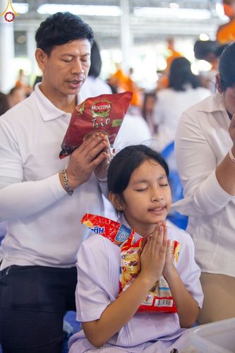 ภาพ No.86840:พิธีตักบาตร , พิธีบูชาข้าวพระ , พิธีจุดเทียนใจ ไฟนิรันดร์ อนันตชัย ในวันอาทิตย์ต้นเดือน 3 กันยายน พ.ศ. 2566 ณ วัดพระธรรมกาย