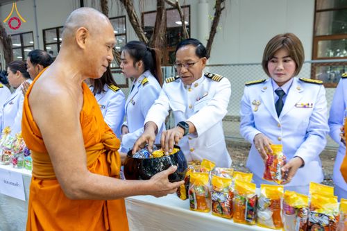 ภาพ No.179598:พิธีเจริญพระพุทธมนต์ พิธีทำบุญตักบาตรถวายพระราชกุศล และพิธีวางพานพุ่มดอกไม้ถวายราชสักการะ  แด่พระบาทสมเด็จพระบรมชนกาธิเบศร มหาภูมิพลอดุลยเดชมหาราช บรมนาถบพิตร เนื่องในวันคล้ายวันพระบรมราชสมภพ วันชาติ และวันพ่อแห่งชาติ วันพฤหัสบดีที่ 5 ธันวาคม พ.ศ. 2567 ณ