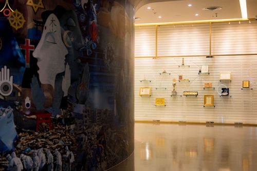 ภาพ No.103730:พิธีเปิดห้องนิทรรศการเพื่อสันติภาพโลก World Peace Lies Within ONE MAN'S VISION   วาระอายุวัฒนมงคล 83 ปี หลวงพ่อทัตตชีโว ณ ชั้น 2 อาคาร 100 ปี คุณยายอาจารย์ฯ วัดพระธรรมกาย วันพฤหัสบดีที่ 21 ธันวาคม พ.ศ. 2566