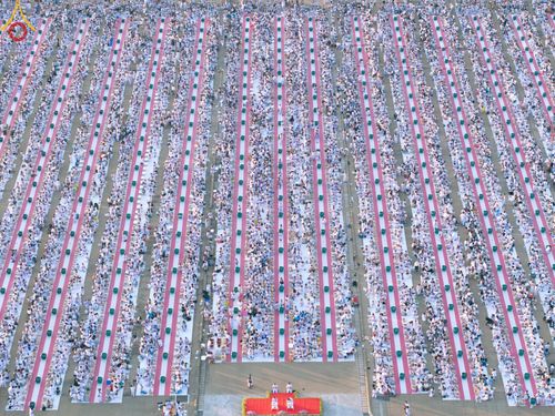 ภาพ No.187744:พิธีตักบาตรฉลองพระใหม่ ต้อนรับพุทธศักราช 2568 ณ ลานธรรมพระมหาธรรมกายเจดีย์ วัดพระธรรมกาย จ.ปทุมธานี วันที่ 1 มกราคม พ.ศ. 2568