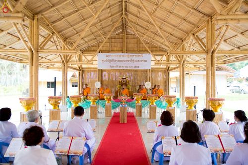 ภาพ No.263192:วันที่ 18 ตุลาคม พ.ศ. 2568 พิธีทอดกฐินสามัคคีเพื่อซื้อที่ดิน  สร้างอาคารครัวและโรงอาหาร  ห้องน้ำพร้อมโรงซักตากชาย-หญิง  และพิธีทอดกฐินสามัคคีทั่วไทย 30,000 วัด  ศูนย์ปฏิบัติธรรมนานาชาติทุ่งแสงธรรม  (Moonastery Meditation Center) ต.แสงอรุณ อ.ทับสะแก จ.ประ