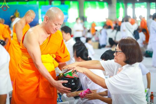ภาพ No.145733:พิธีตักบาตรฉลองพระใหม่ รุ่นเข้าพรรษา ณ วิหารคด วัดพระธรรมกาย วันเสาร์ที่ 20 กรกฎาคม พ.ศ. 2567