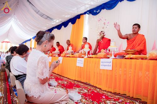 ภาพ No.145506:ศูนย์ปฎิบัติธรรมนครวัด ร่วมกับสำนักงานเจ้าคณะจังหวัดไพลิน ถวายเทียนพรรษา มหาสังฆทานครั้งยิ่งใหญ่ เชื่อมสัมพันธ์ ไทย-กัมพูชา 80 วัด บูชาธรรมธรรมหลวงพ่อธัมมชโย ณ วัดโพธิมาราม จ.ไพลิน ประเทศกัมพูชา วันพุธที่ 17 กรกฎาคม พ.ศ. 2567