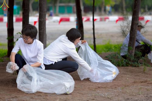 ภาพ No.220466:วันที่ 23-25 เมษายน พ.ศ. 2568 เจ้าหน้าที่และสาธุชนช่วยกัน รับบุญเก็บงานวันคุ้มครองโลก ณ วัดพระธรรมกาย