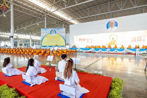 ภาพ No.221977:วันที่ 4 พฤษภาคม พ.ศ. 2568 พิธีตักบาตร เนื่องในวันอาทิตย์ต้นเดือน ณ บ้านแก้วเรือนทองคุณยายฯ วัดพระธรรมกาย