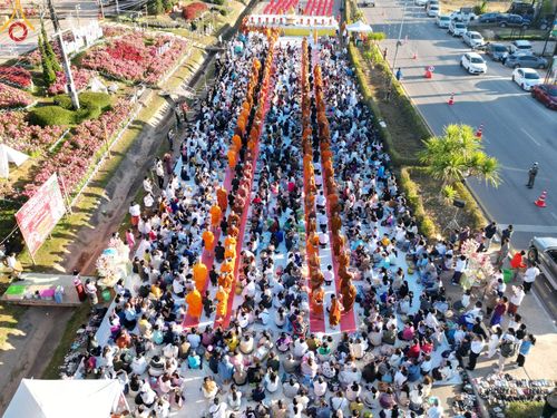 ภาพ No.106806:พิธีตักบาตรพระ ๒๐๐ รูป  "สร้างบุญใหญ่ ส่งท้ายปีเก่า ต้อนรับปีใหม่ ๒๕๖๗" วันอาทิตย์ที่ ๓๑ ธันวาคม ๒๕๖๖ ณ ถนนหน้าที่ว่าการอำเภอภูเรือ อำเภอภูเรือ จังหวัดเลย