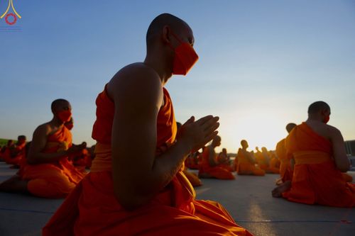 ภาพ No.102277:พระธรรมทายาทในโครงการอุปสมบทหมู่ บูชาธรรมมหาปูชนียาจารย์ ร่วมปฏิบัติธรรม ถ่ายภาพหมู่ประวัติศาสตร์ และรับฟังโอวาทจากหลวงพ่อทัตตชีโว ณ ลานธรรม พระมหาธรรมกายเจดีย์ วัดพระธรรมกาย วันที่ 15 ธันวาคม พ.ศ. 2566
