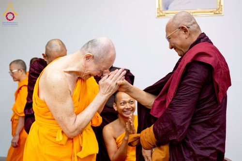 ภาพ No.222660:วันที่ 23 เมษายน พ.ศ. 2568 หลวงพ่อทัตตชีโวต้อนรับคณะสงฆ์เมียนมาร์ ณ อาคาร 100 ปี คุณยายมหารัตนอุบาสิกาจันทร์ ขนนกยูง วัดพระธรรมกาย