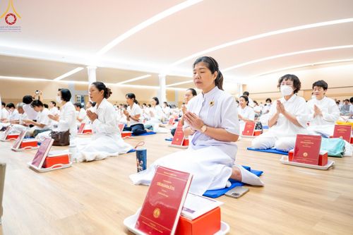 ภาพ No.138802:พิธีถวายกองทุนสนับสนุน การสร้างพระไตรปิฎกฉบับธรรมชัย และอนุรักษ์คัมภีร์ใบลาน น้อมบูชาธรรมหลวงพ่อธัมมชโย 80 ปี ณ ห้องแก้วสารพัดนึก 2 วัดพระธรรมกาย วันเสาร์ที่ 1 มิถุนายน พศ. 2567