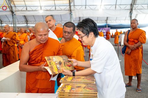 ภาพ No.60318:การต้อนรับพระสังฆาธิการ 10,000 กว่าวัดทั่วประเทศ พิธีมอบปัจจัยช่วยเหลือครู 4 จังหวัดชายแดนภาคใต้ พิธีปฏิบัติธรรม ในวันคุ้มครองโลก วันจันทร์ที่ 22 เมษายน พ.ศ.2567 ณ วัดพระธรรมกาย จ.ปทุมธานี